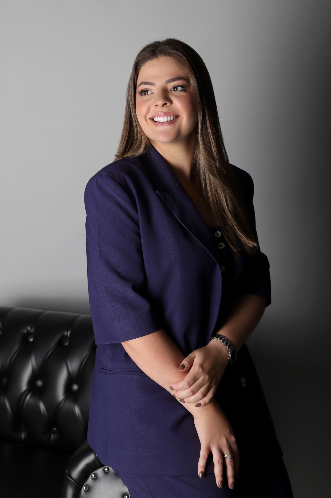 Medico assinando documentos orientado por especialista em direito medico Sao Paulo